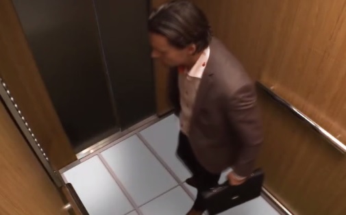 如果电梯地板突然往下脱落，人们的反应会怎样？