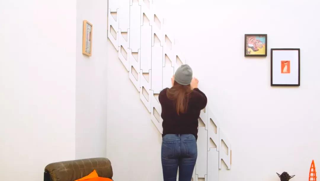 德国发明这个楼梯，可以像拼图一样折叠并贴在墙上