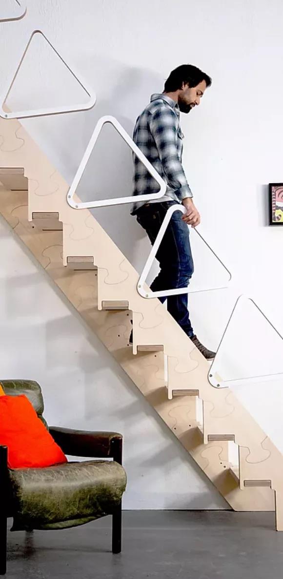 德国发明这个楼梯，可以像拼图一样折叠并贴在墙上