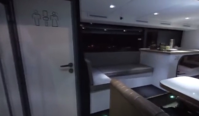 这架巴士有24个胶囊房，舒适度堪比酒店，隐私也极好