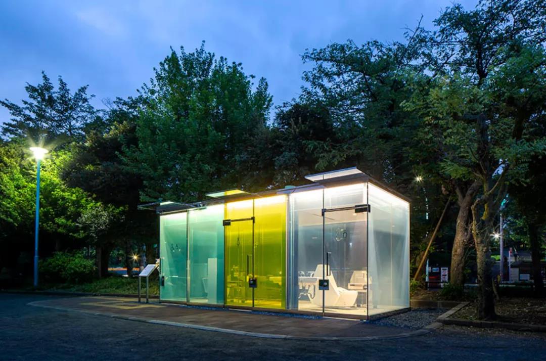 日本涩谷公园竟有一个全透明玻璃厕所