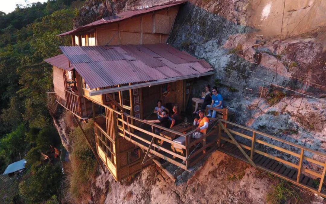 吊在悬崖上的酒店 海拔2500米高 你敢住吗？