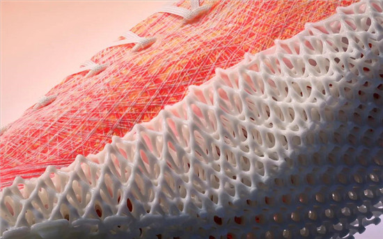 阿迪达斯创新性鞋面编织技术，2000根编织线构成网格鞋面