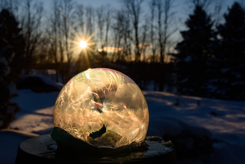 大自然创造的魔法水晶球-冰封的肥皂泡